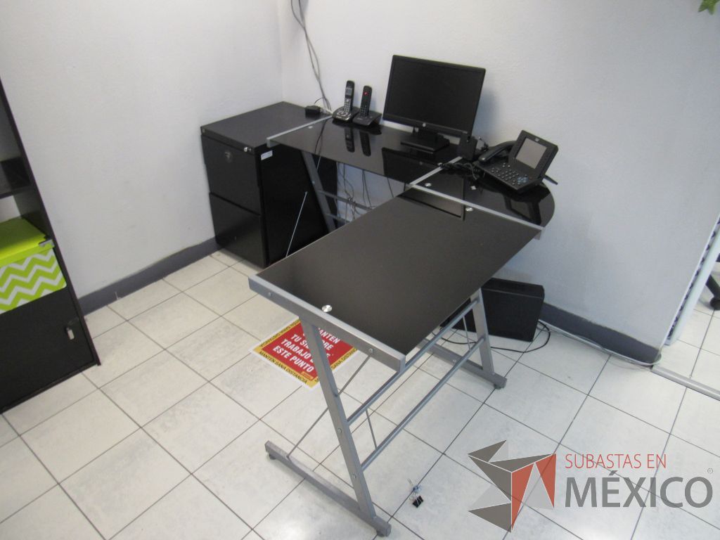 Lote 007 - Escritorio con superficie de vidrio en escuadra con archivero - Imagen 5