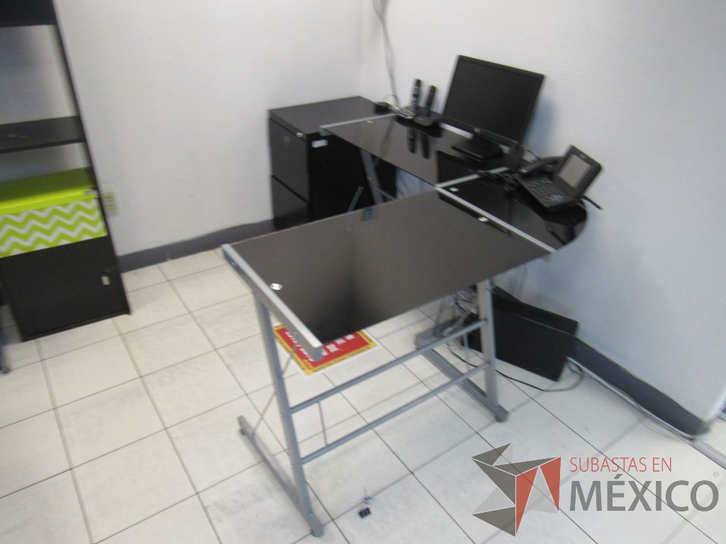 Lote 007 - Escritorio con superficie de vidrio en escuadra con archivero - Imagen 4