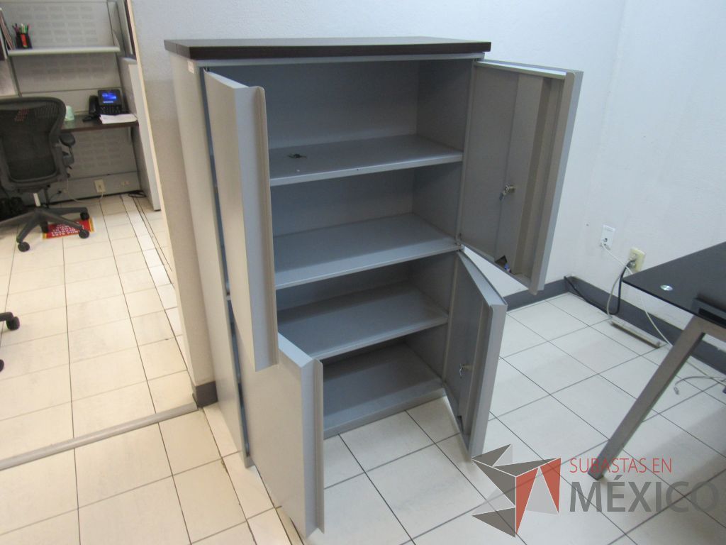 Lote 003 - Gabinete metálico alto de 4 puertas - Imagen 5