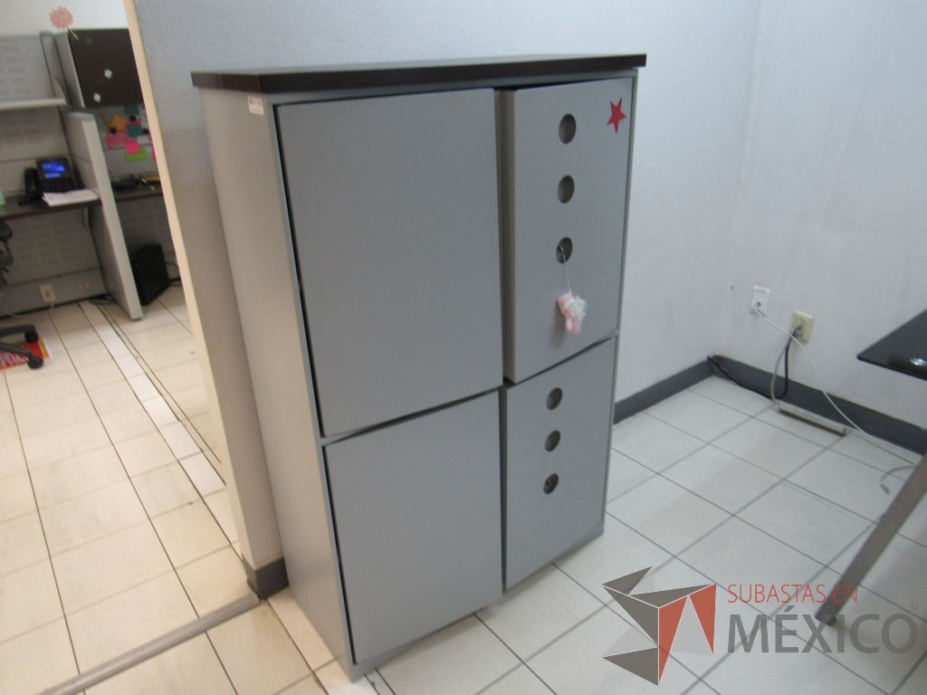 Lote 003 - Gabinete metálico alto de 4 puertas
