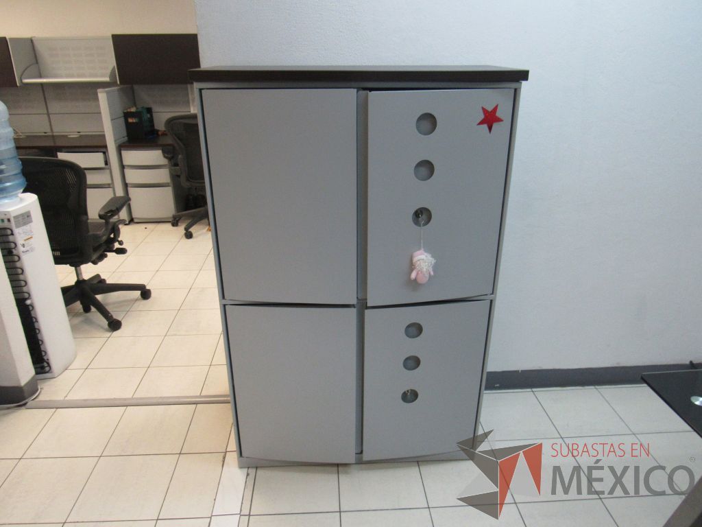 Lote 003 - Gabinete metálico alto de 4 puertas - Imagen 3