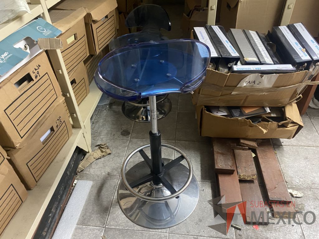 Lote 181 - 3 Bancos altos con descansa pies, asiento respaldo liso color azul - Imagen 3