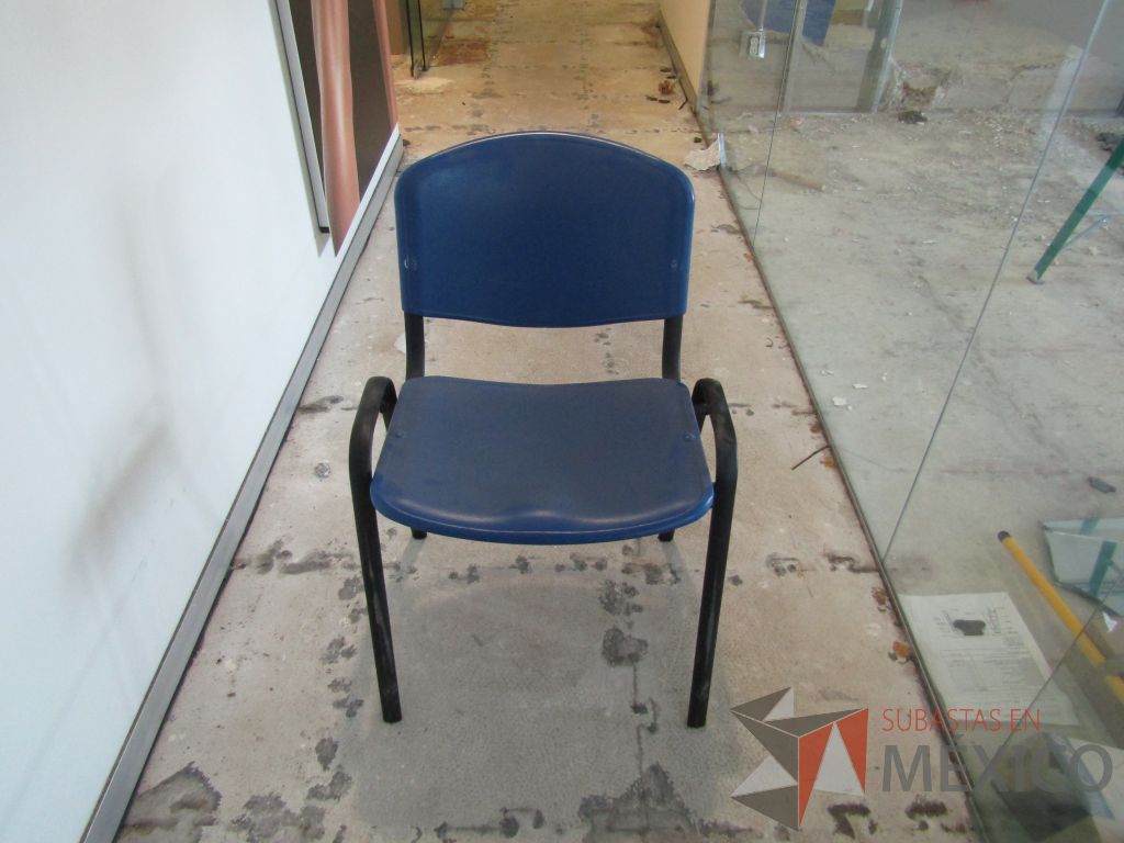 Lote 007 - 10 Sillas de visita con 4 patas metálicas con asiento y respaldo liso color azul - Imagen 2