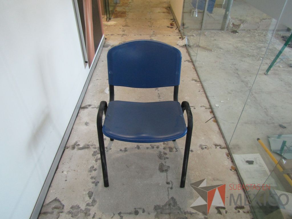 Lote 007 - 10 Sillas de visita con 4 patas metálicas con asiento y respaldo liso color azul