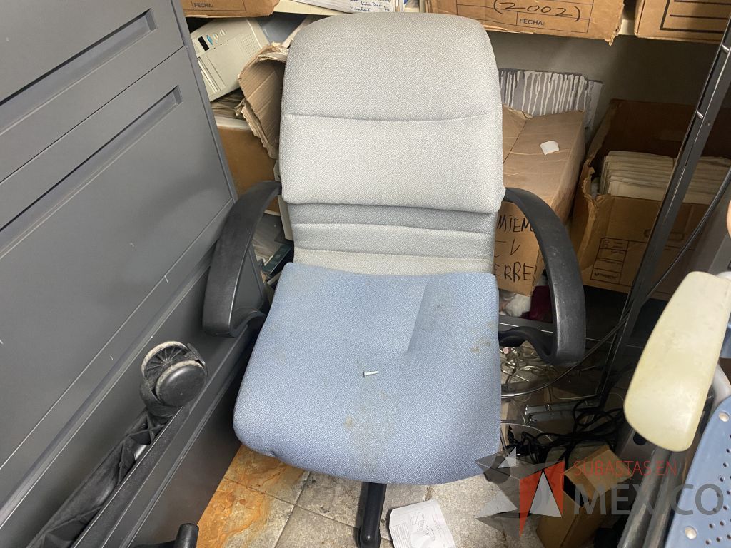 Lote 378f - 2 Sillas operativas con ruedas con asiento y respaldo color azul con gris - Imagen 3