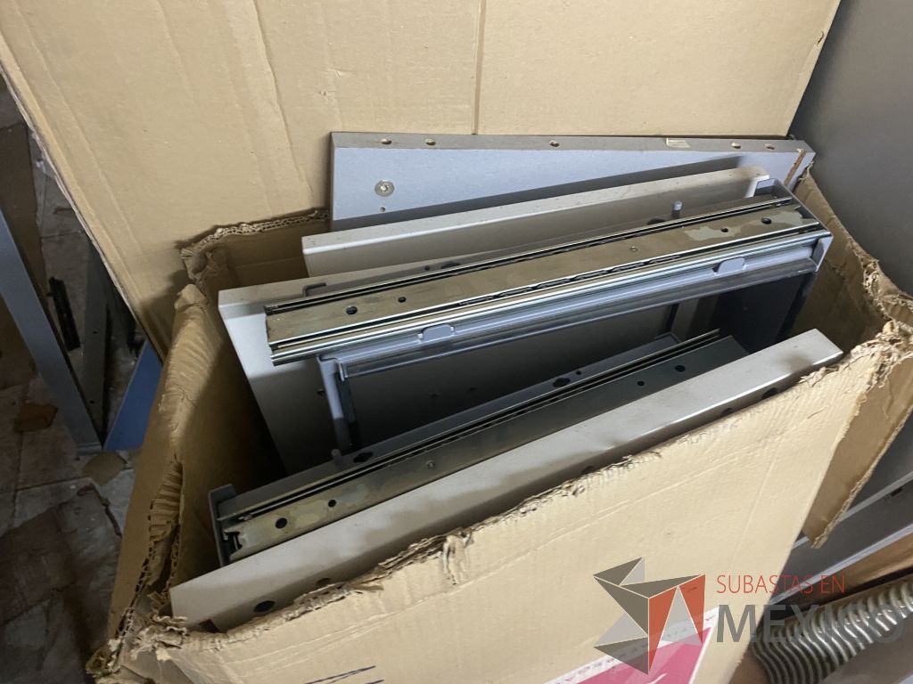 Lote 086 - 350 piezas de mampara y accesorios para estaciones de trabajo - Imagen 7