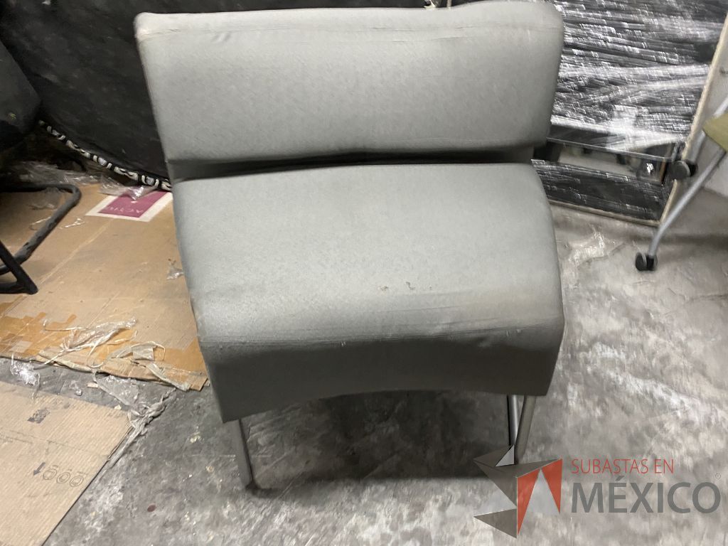 Lote 061 - Sillón de 1 plaza con base metálica, asiento y respaldo en tela color gris - Imagen 2