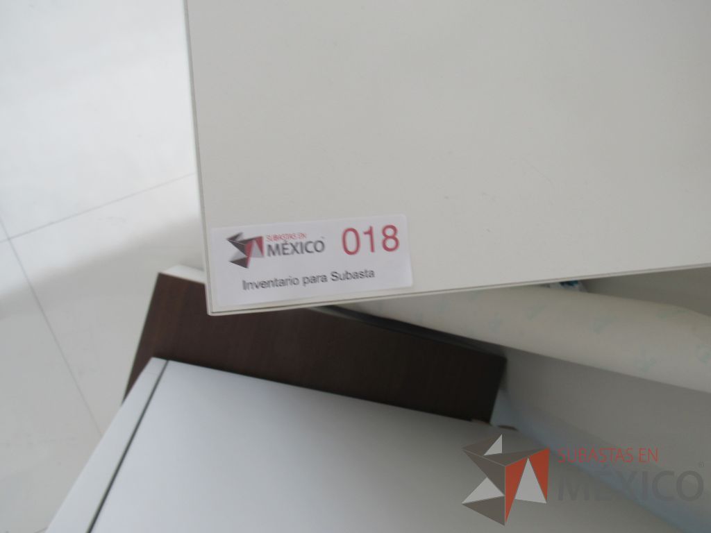 Lote 023 - 2 Gabinetes metálicos con 1 cubierta, 4 puertas y 4 entrepaños color blanco - Imagen 2