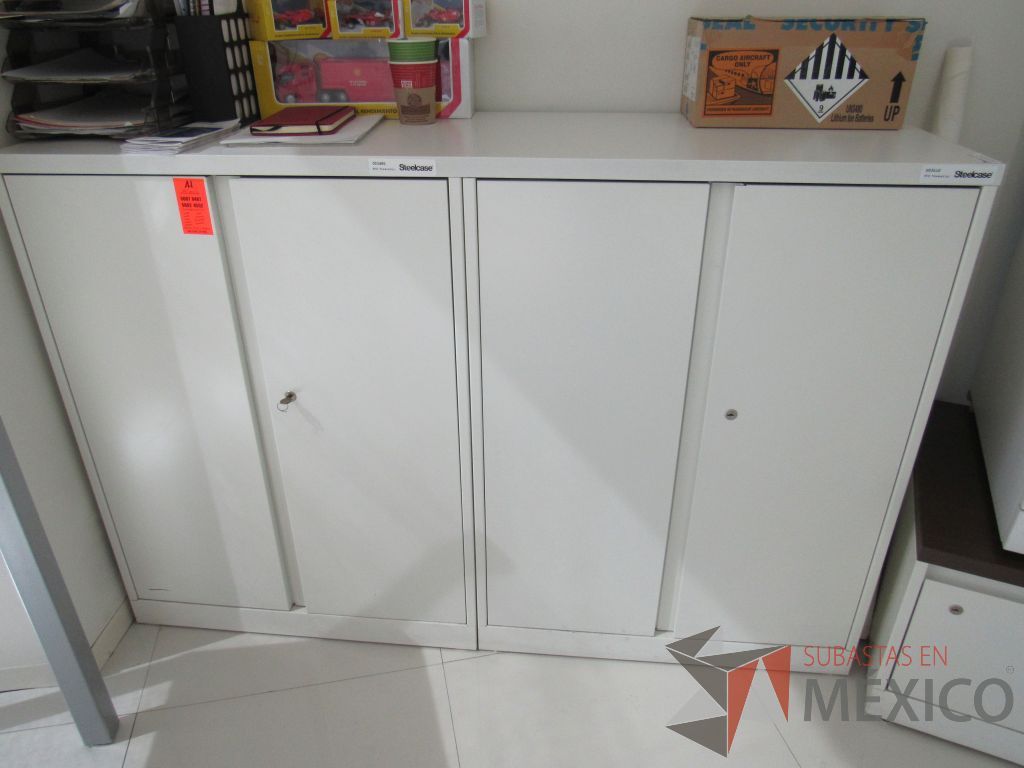Lote 023 - 2 Gabinetes metálicos con 1 cubierta, 4 puertas y 4 entrepaños color blanco - Imagen 3