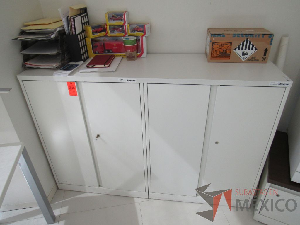 Lote 023 - 2 Gabinetes metálicos con 1 cubierta, 4 puertas y 4 entrepaños color blanco - Imagen 4