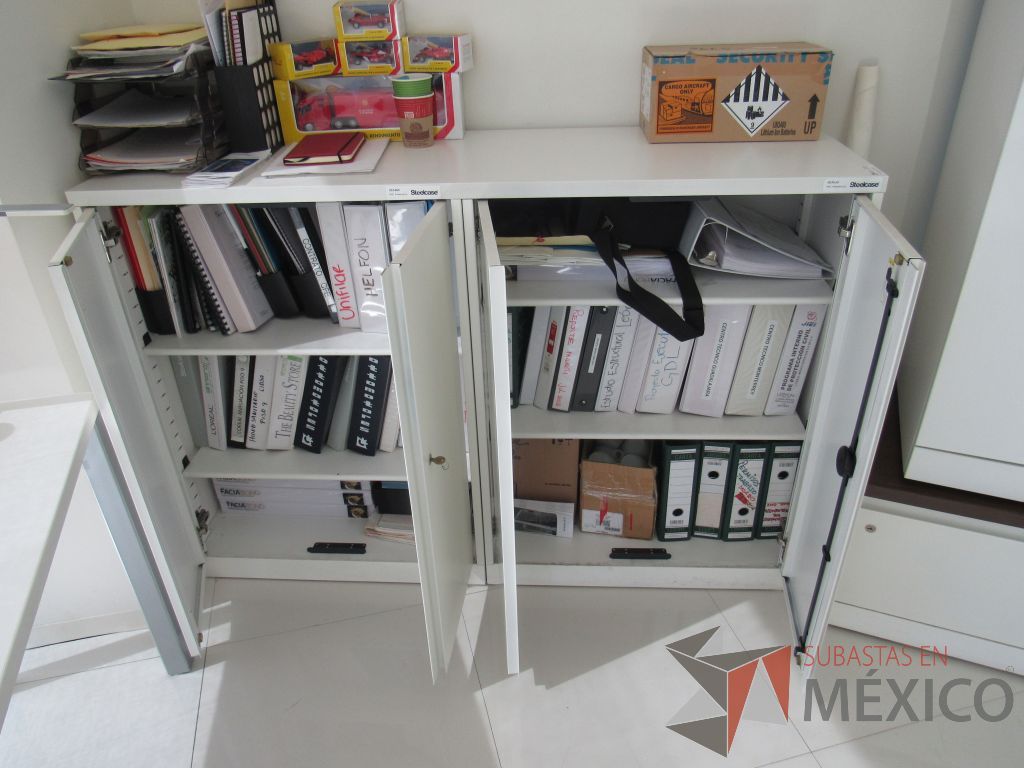 Lote 023 - 2 Gabinetes metálicos con 1 cubierta, 4 puertas y 4 entrepaños color blanco - Imagen 5