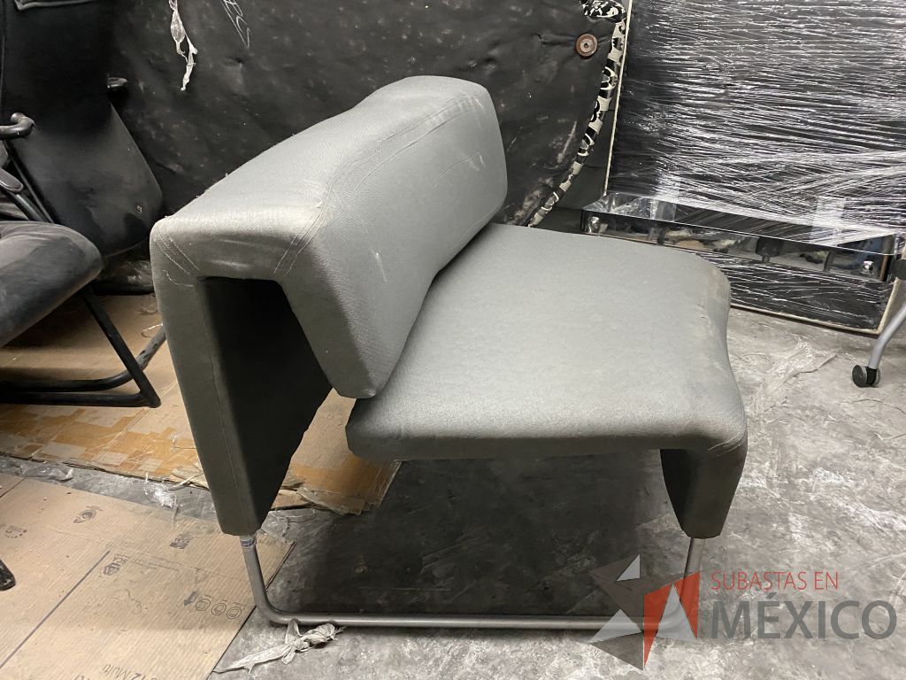 Lote 061 - Sillón de 1 plaza con base metálica, asiento y respaldo en tela color gris - Imagen 3