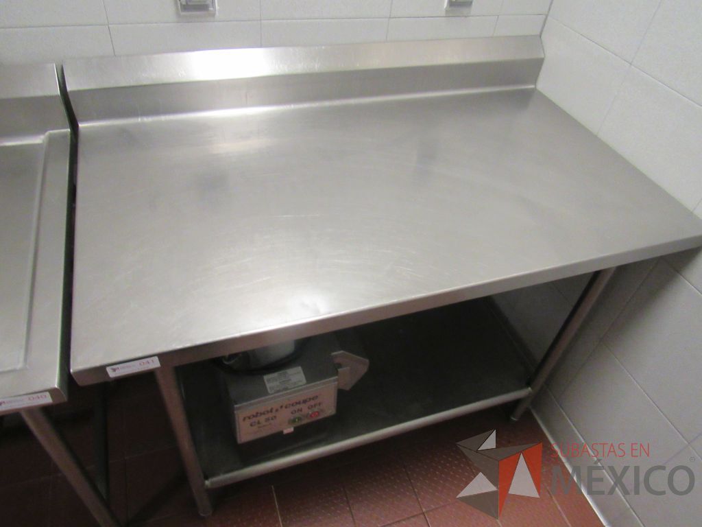 Lote 002 - Mesa de Trabajo de Acero Inoxidable Estándar con Zoclo, Repisa Inferior y 4 patas - Imagen 3