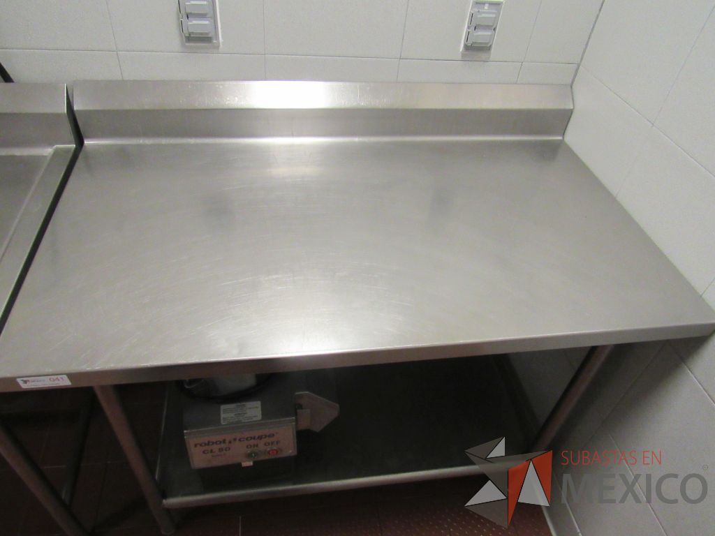 Lote 002 - Mesa de Trabajo de Acero Inoxidable Estándar con Zoclo, Repisa Inferior y 4 patas - Imagen 4