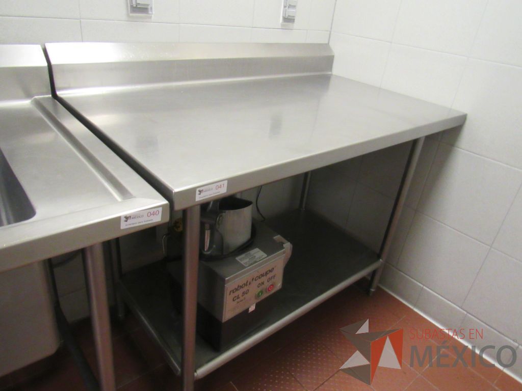 Lote 002 - Mesa de Trabajo de Acero Inoxidable Estándar con Zoclo, Repisa Inferior y 4 patas - Imagen 5