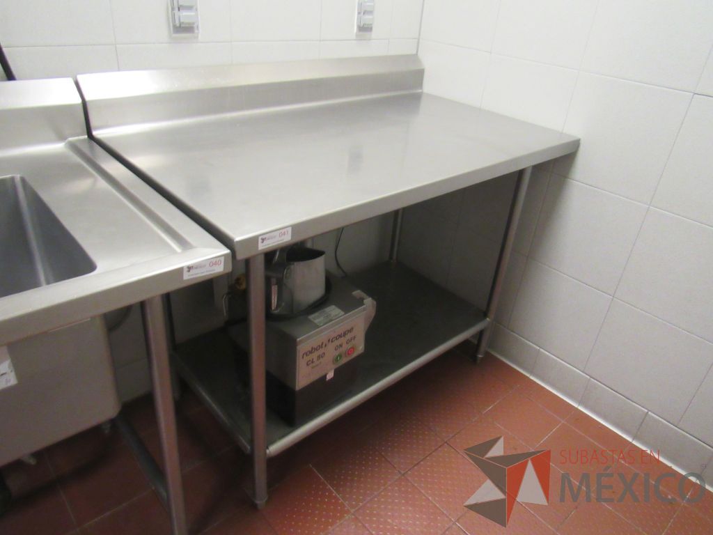 Lote 002 - Mesa de Trabajo de Acero Inoxidable Estándar con Zoclo, Repisa Inferior y 4 patas