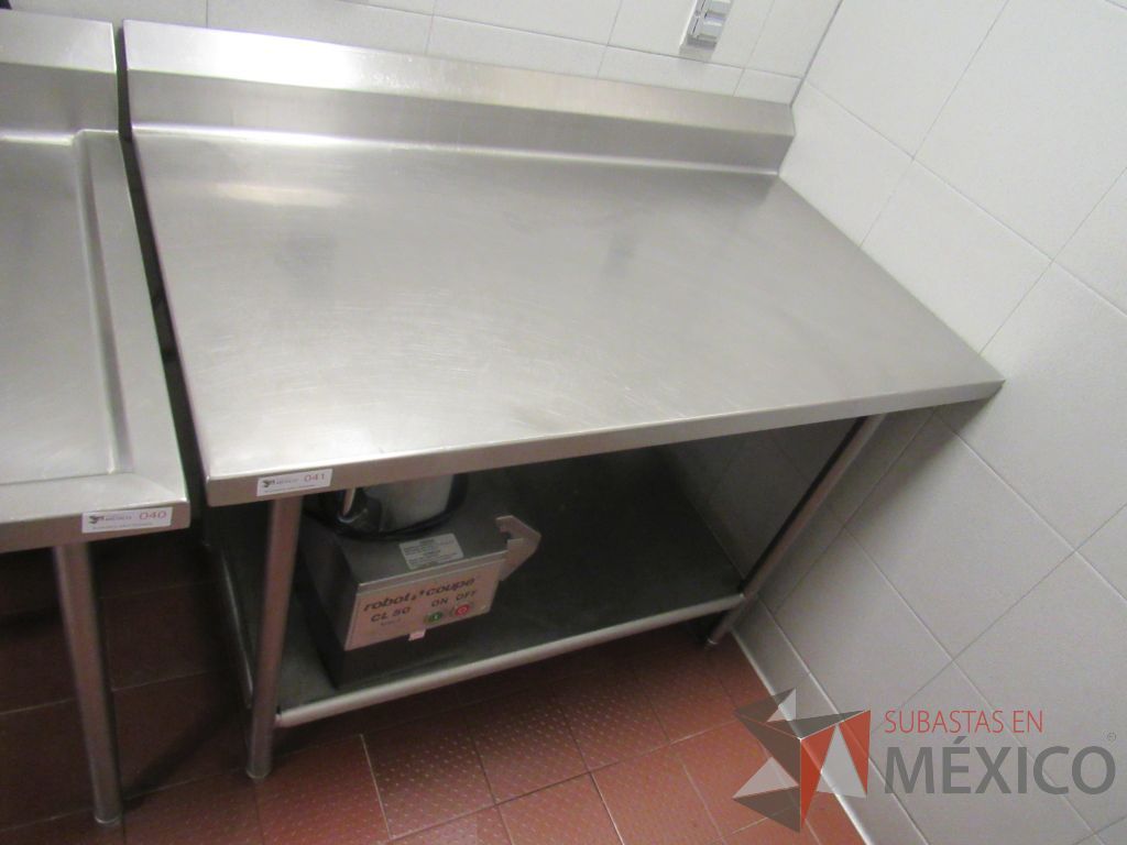Lote 002 - Mesa de Trabajo de Acero Inoxidable Estándar con Zoclo, Repisa Inferior y 4 patas - Imagen 7