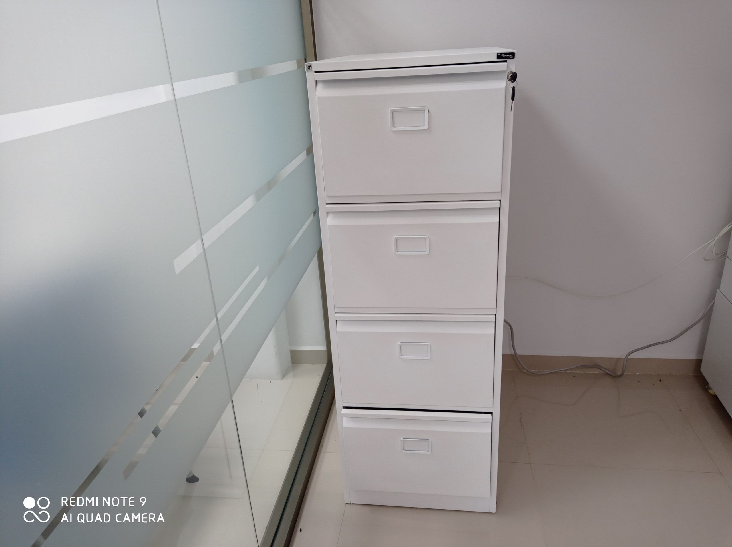 Lote 005 - Archivero vertical metalico de 4 cajones color blanco - Imagen 2