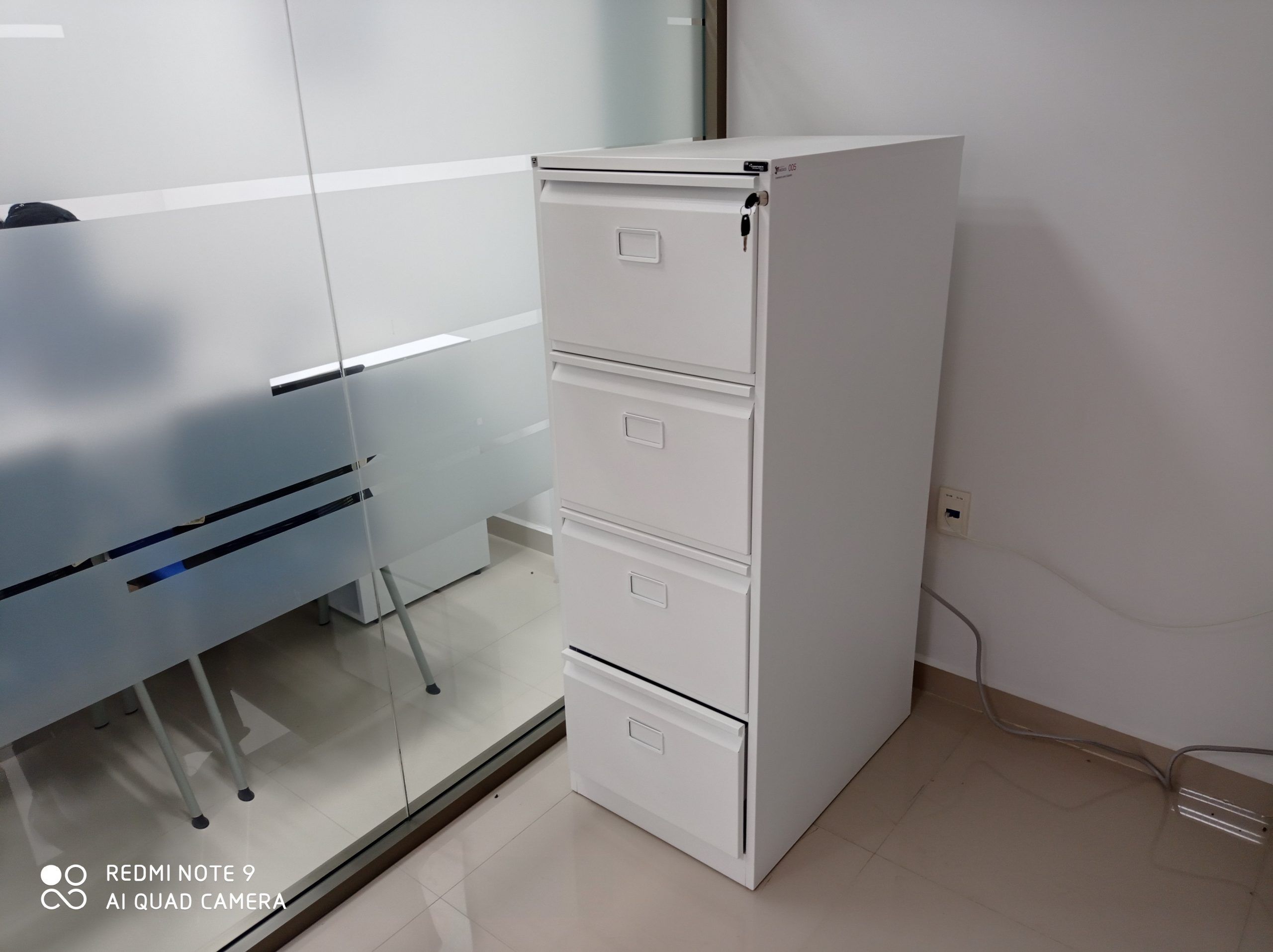 Lote 005 - Archivero vertical metalico de 4 cajones color blanco - Imagen 3