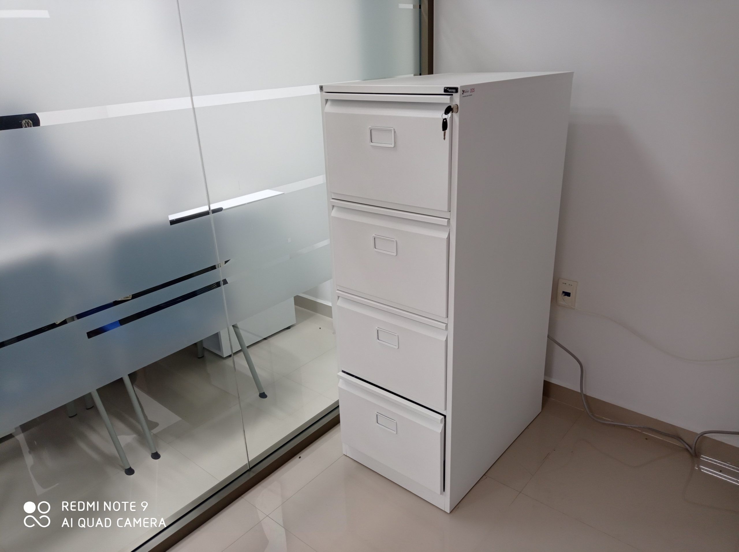 Lote 005 - Archivero vertical metalico de 4 cajones color blanco - Imagen 4