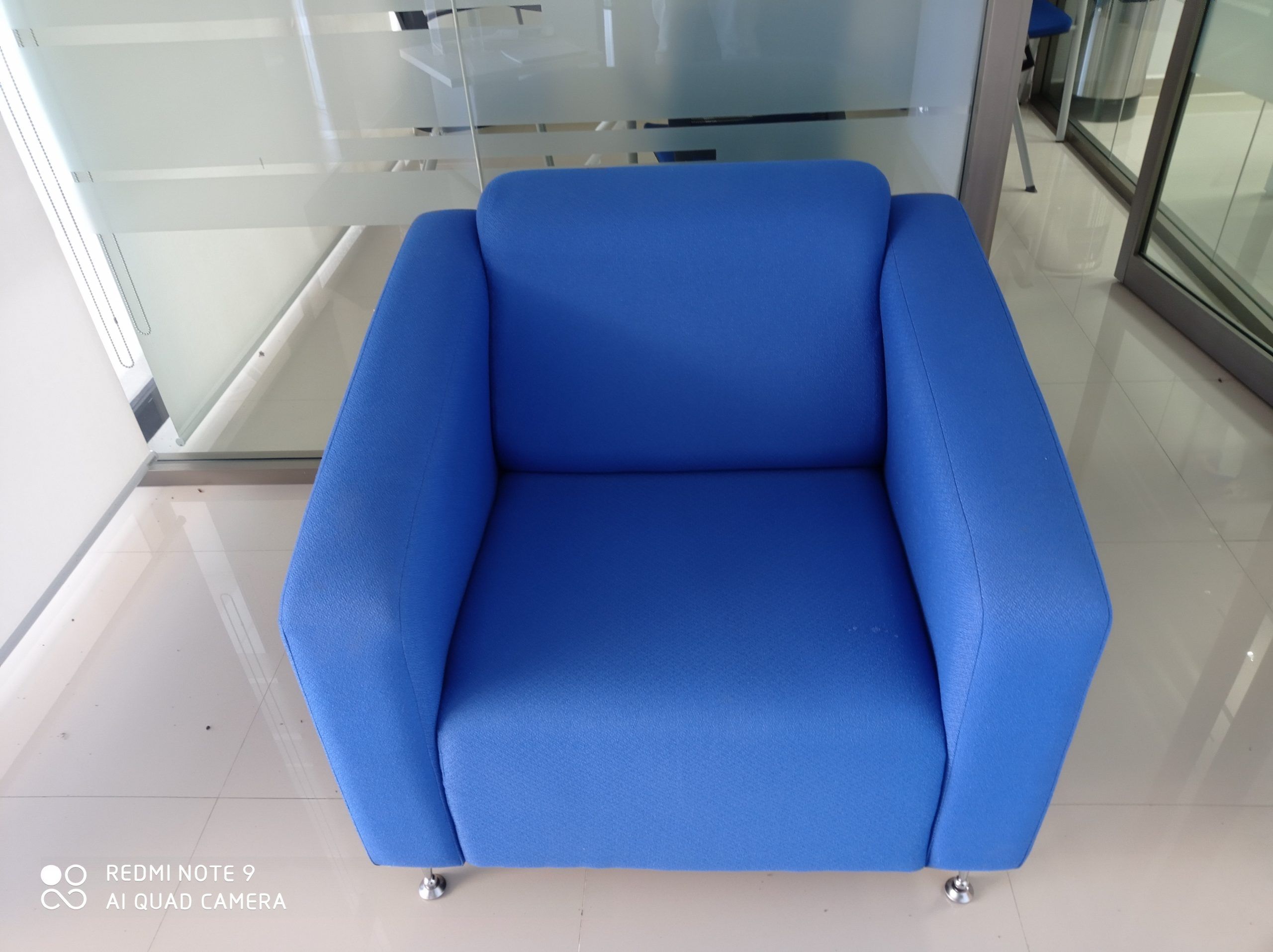 Lote 007 - 2 Sillones de 1 plaza de tela color azul c/patas metalicas