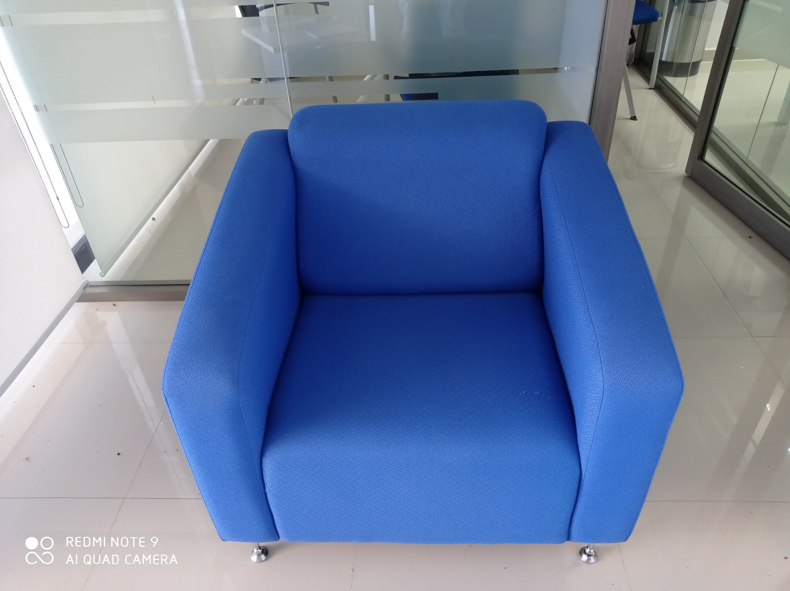 Lote 007 - 2 Sillones de 1 plaza de tela color azul c/patas metalicas - Imagen 2