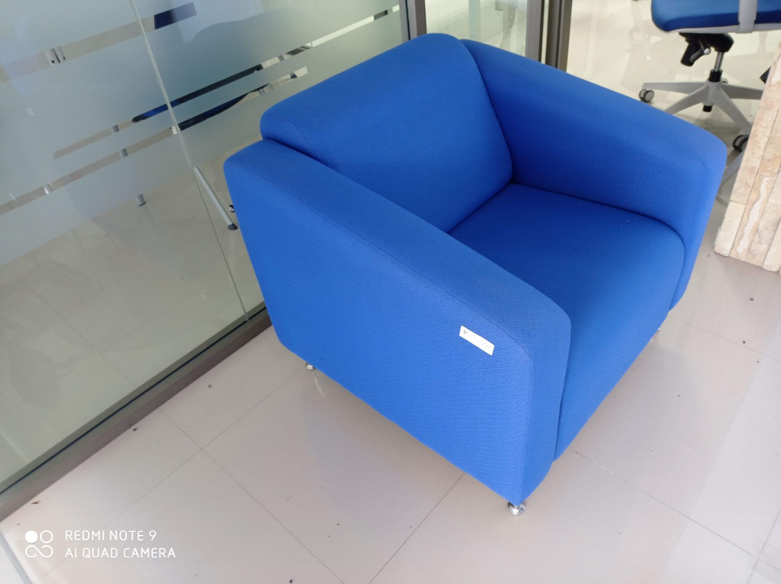 Lote 007 - 2 Sillones de 1 plaza de tela color azul c/patas metalicas - Imagen 3