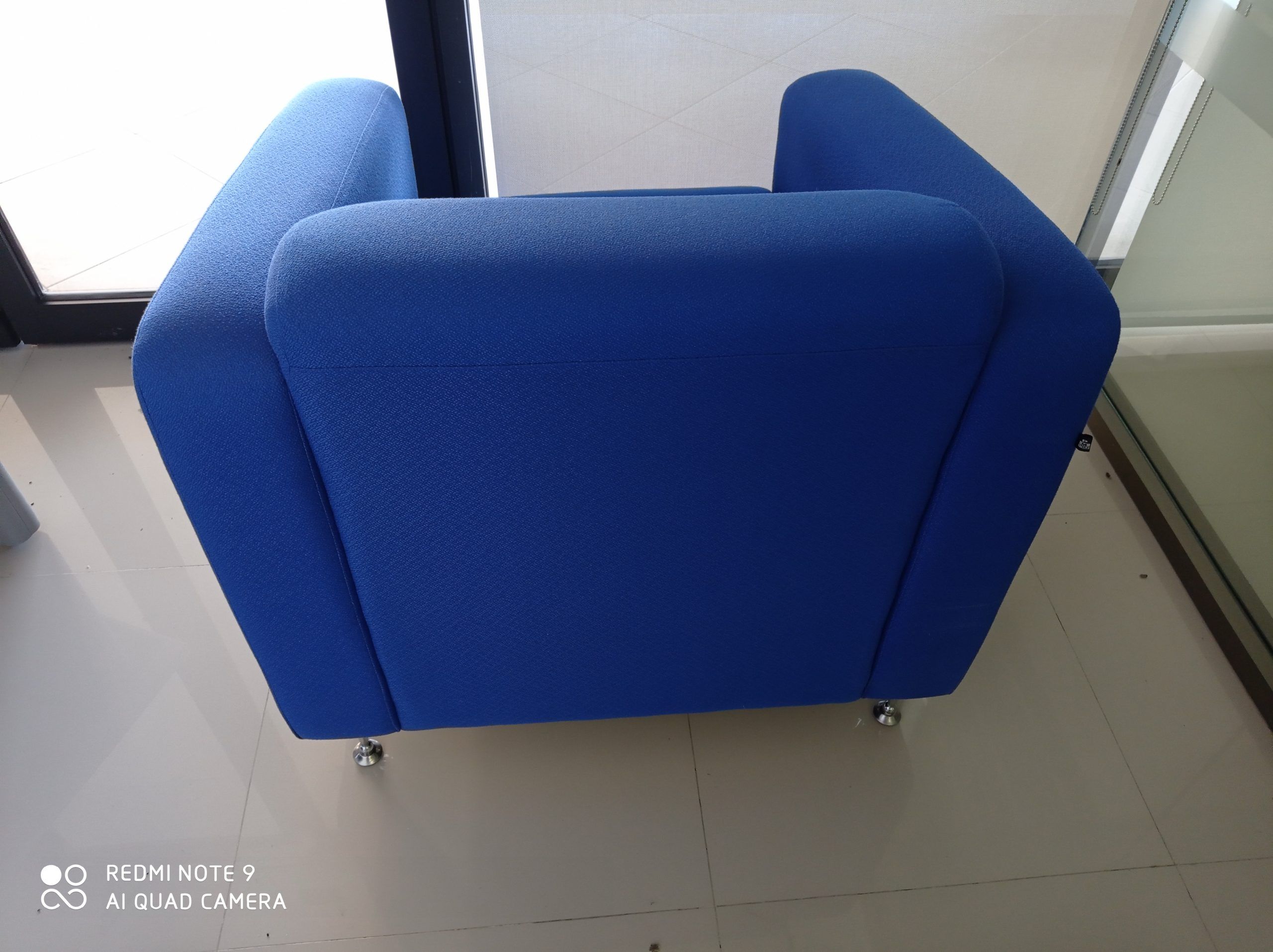 Lote 007 - 2 Sillones de 1 plaza de tela color azul c/patas metalicas - Imagen 4