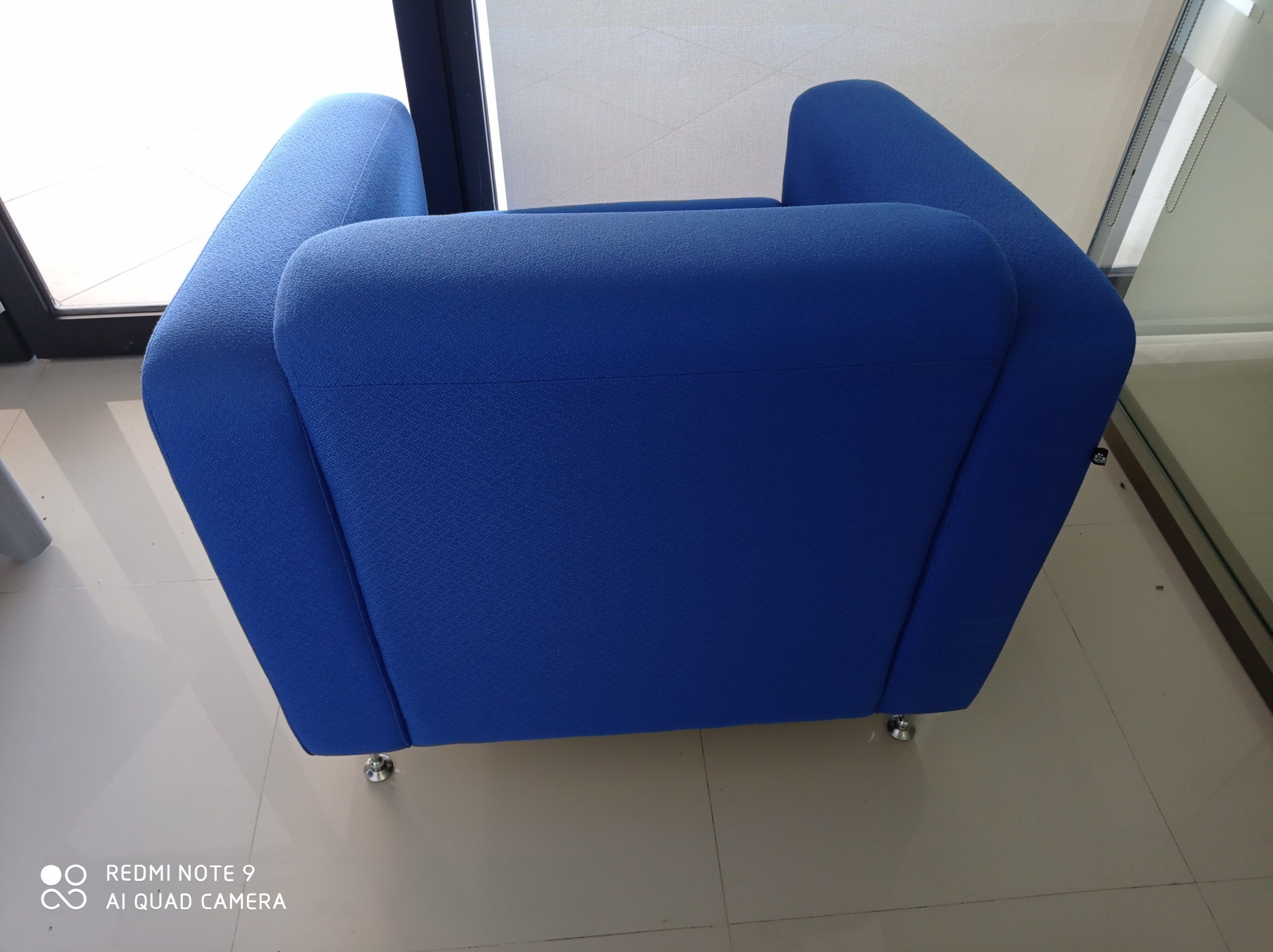 Lote 007 - 2 Sillones de 1 plaza de tela color azul c/patas metalicas - Imagen 5
