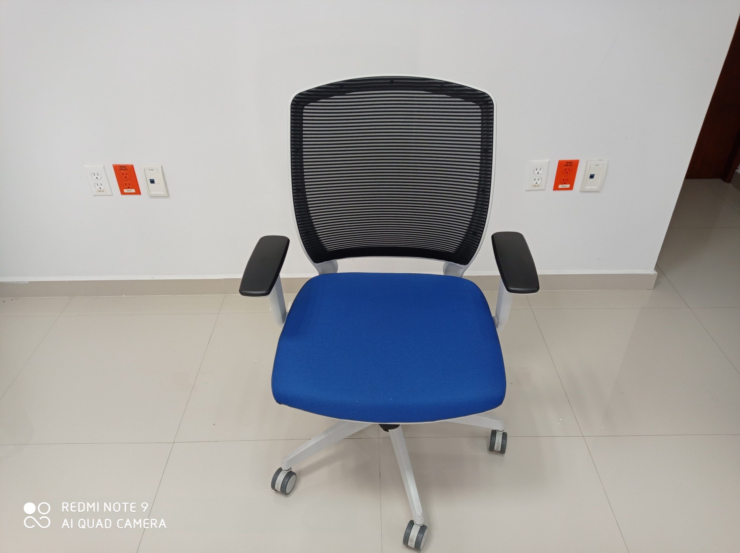 Lote 008 - 4 Sillas ejecutivas con ruedas,descansabrazos fijos,asiento en tela color azul,respaldo en malla negra. - Imagen 3