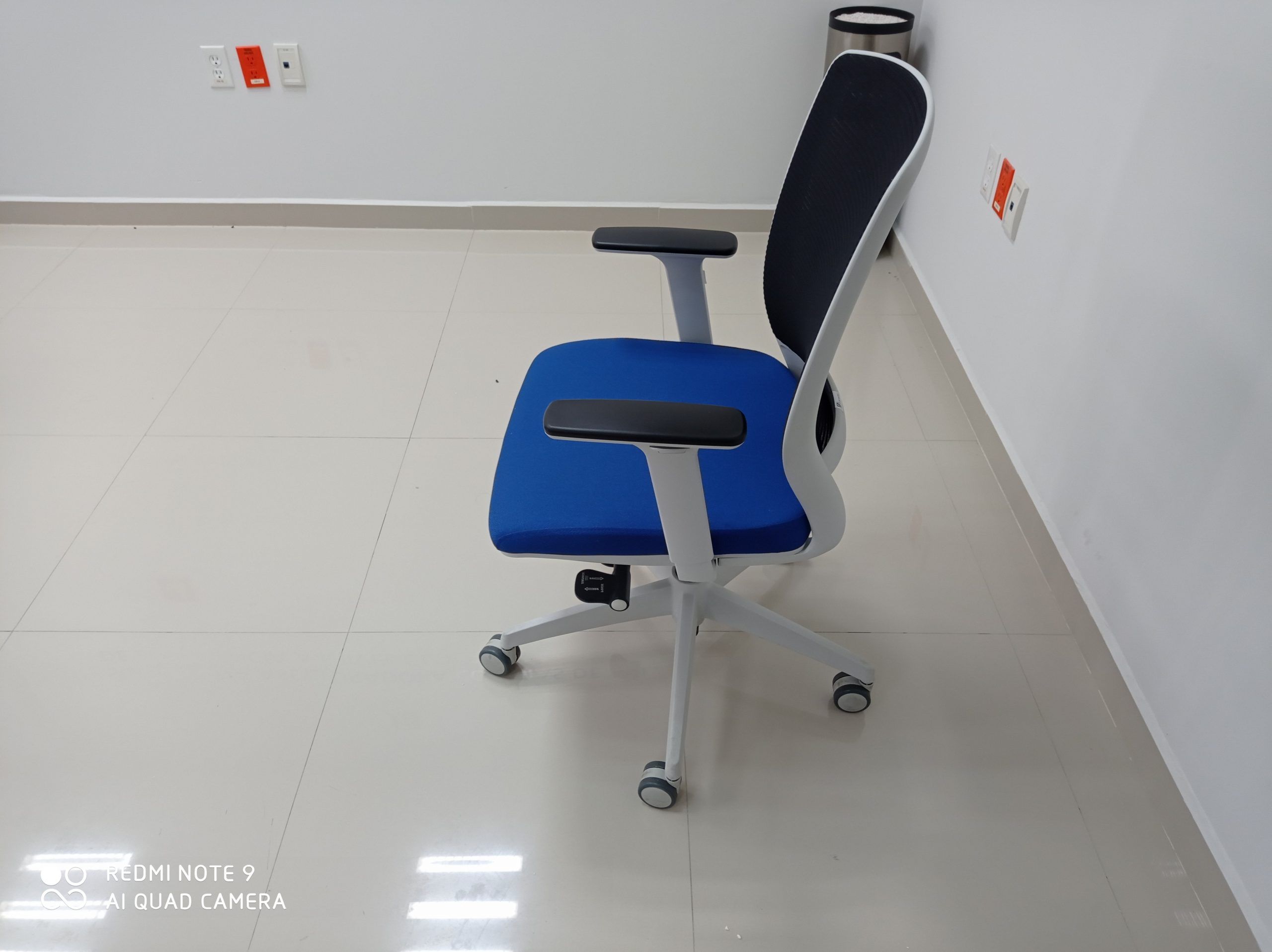 Lote 008 - 4 Sillas ejecutivas con ruedas,descansabrazos fijos,asiento en tela color azul,respaldo en malla negra. - Imagen 5
