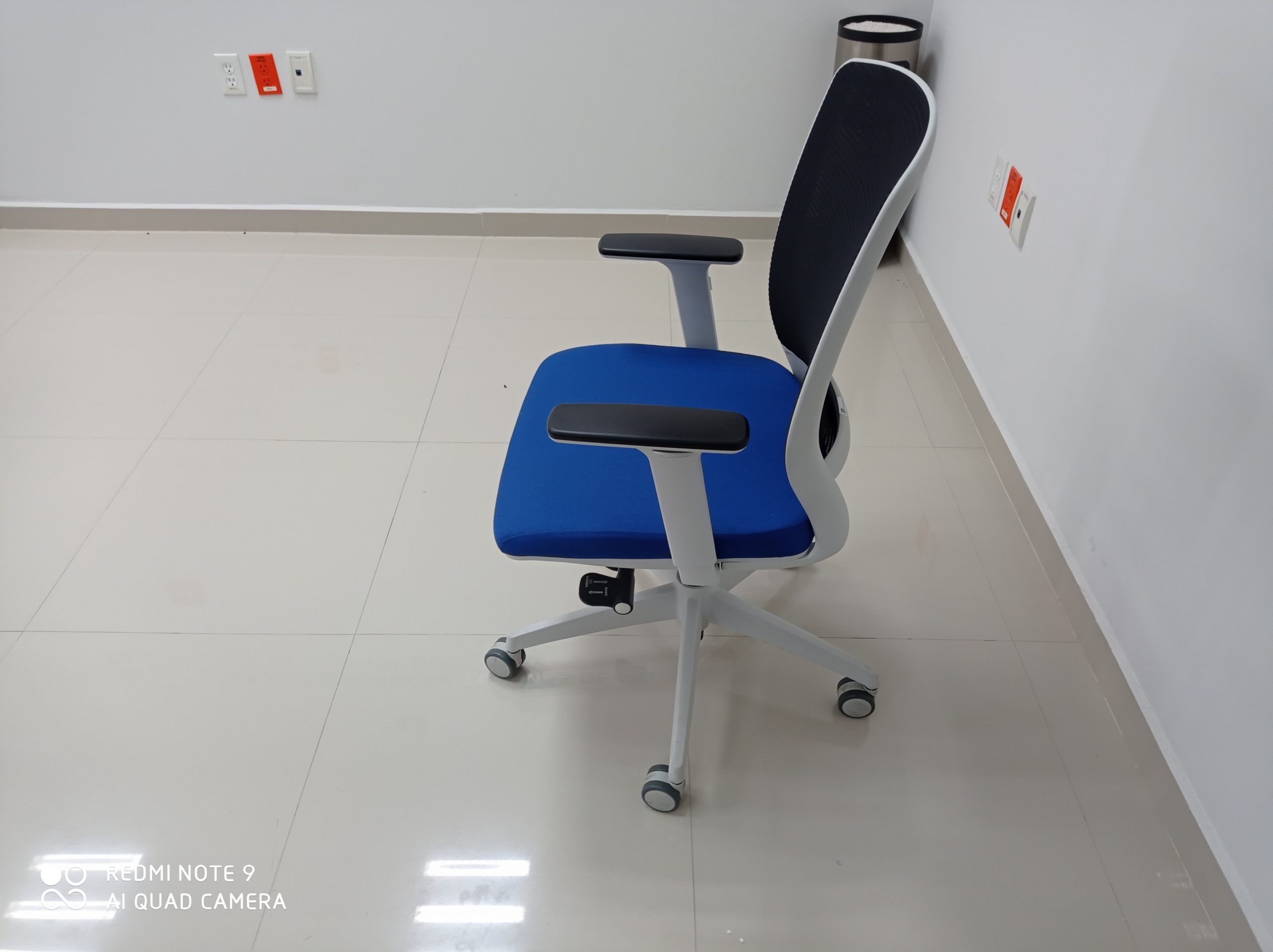 Lote 008 - 4 Sillas ejecutivas con ruedas,descansabrazos fijos,asiento en tela color azul,respaldo en malla negra. - Imagen 2