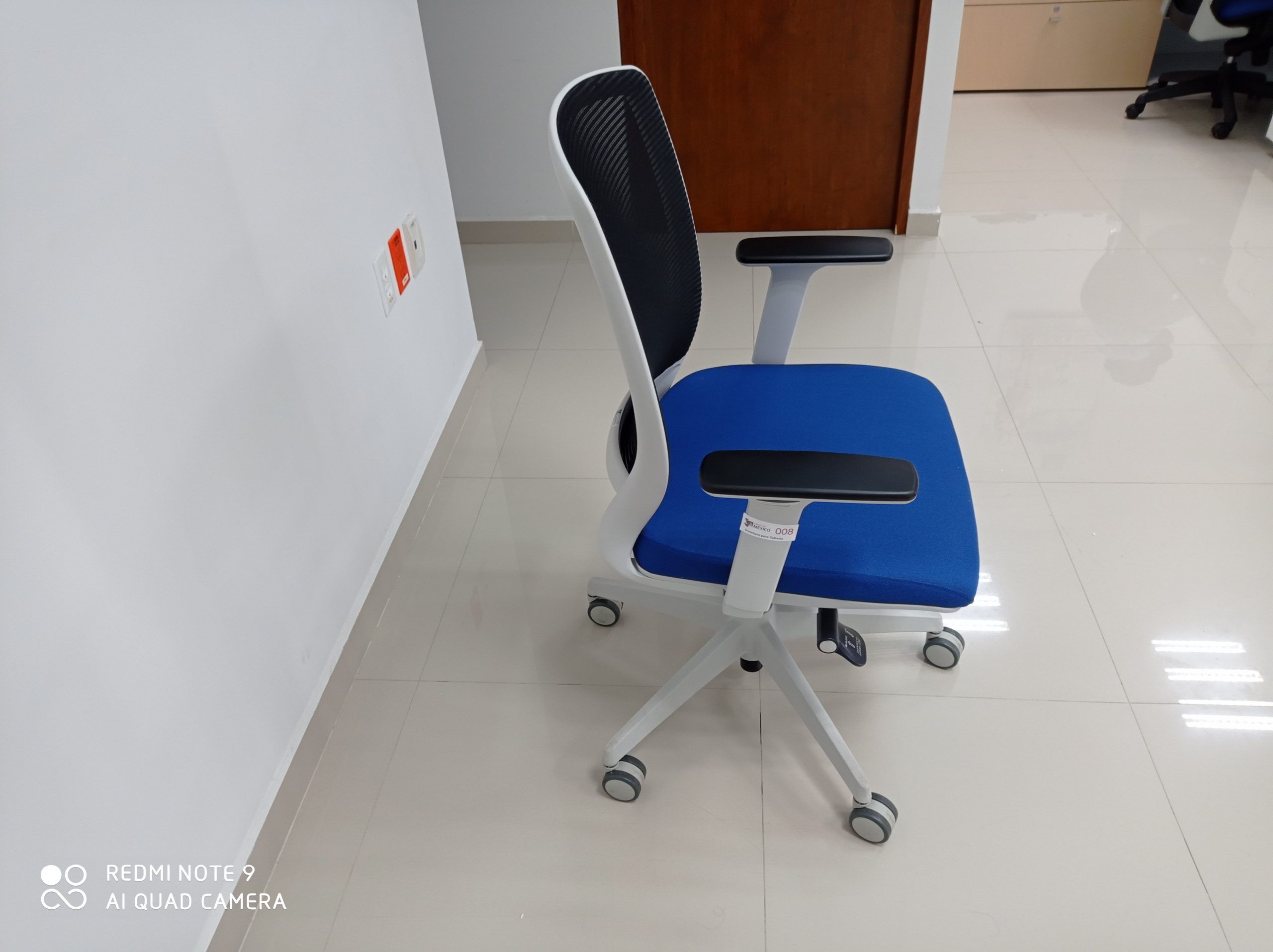 Lote 008 - 4 Sillas ejecutivas con ruedas,descansabrazos fijos,asiento en tela color azul,respaldo en malla negra. - Imagen 7