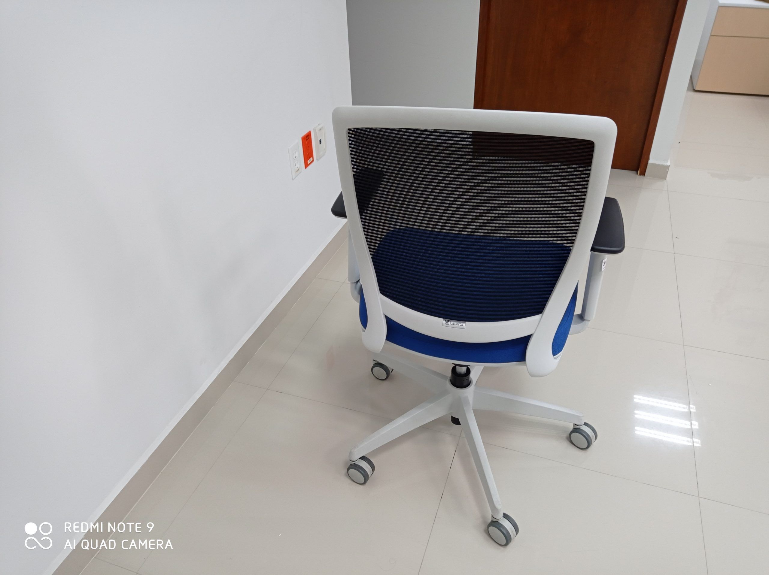 Lote 008 - 4 Sillas ejecutivas con ruedas,descansabrazos fijos,asiento en tela color azul,respaldo en malla negra. - Imagen 8