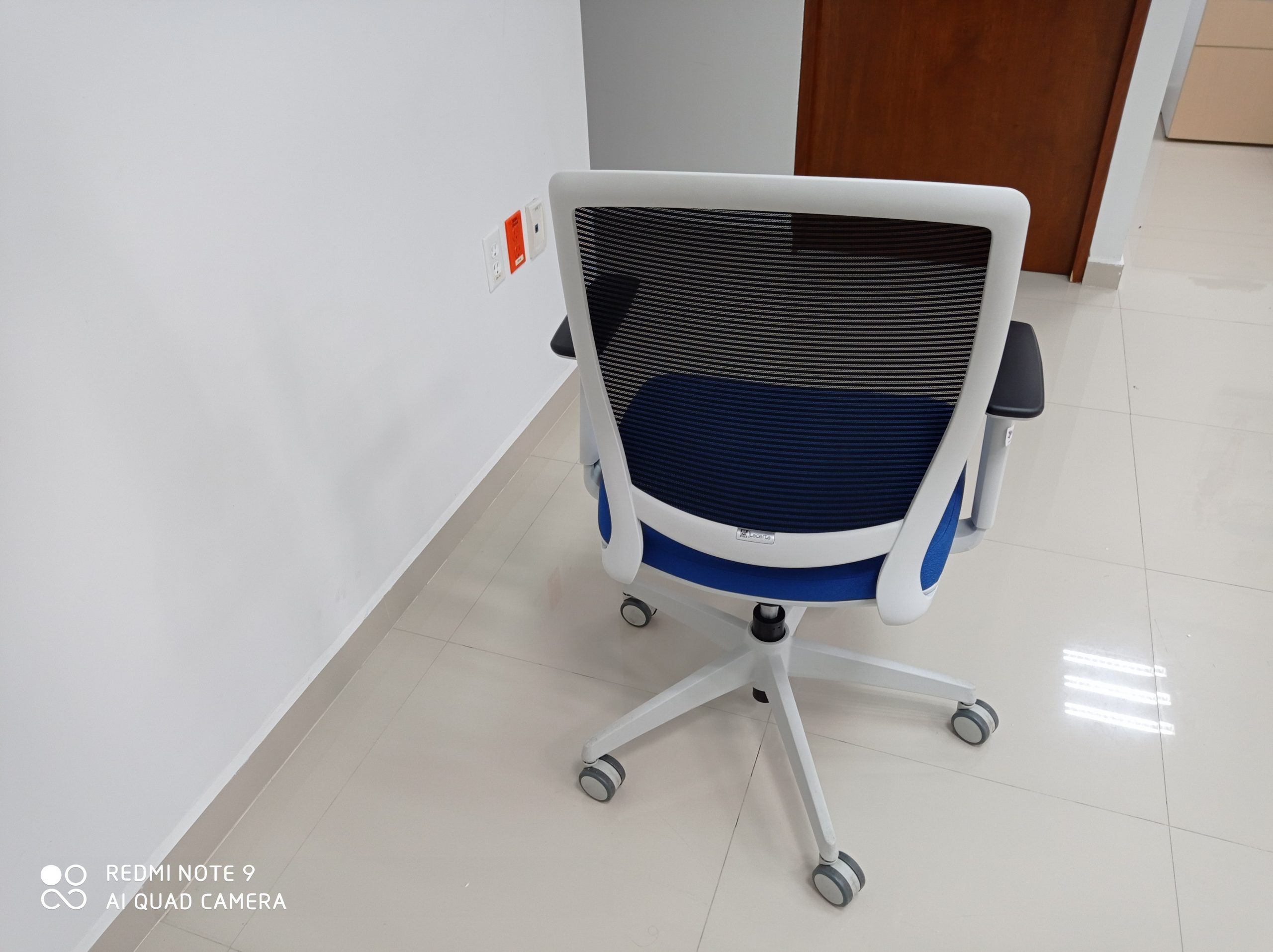 Lote 008 - 4 Sillas ejecutivas con ruedas,descansabrazos fijos,asiento en tela color azul,respaldo en malla negra. - Imagen 9