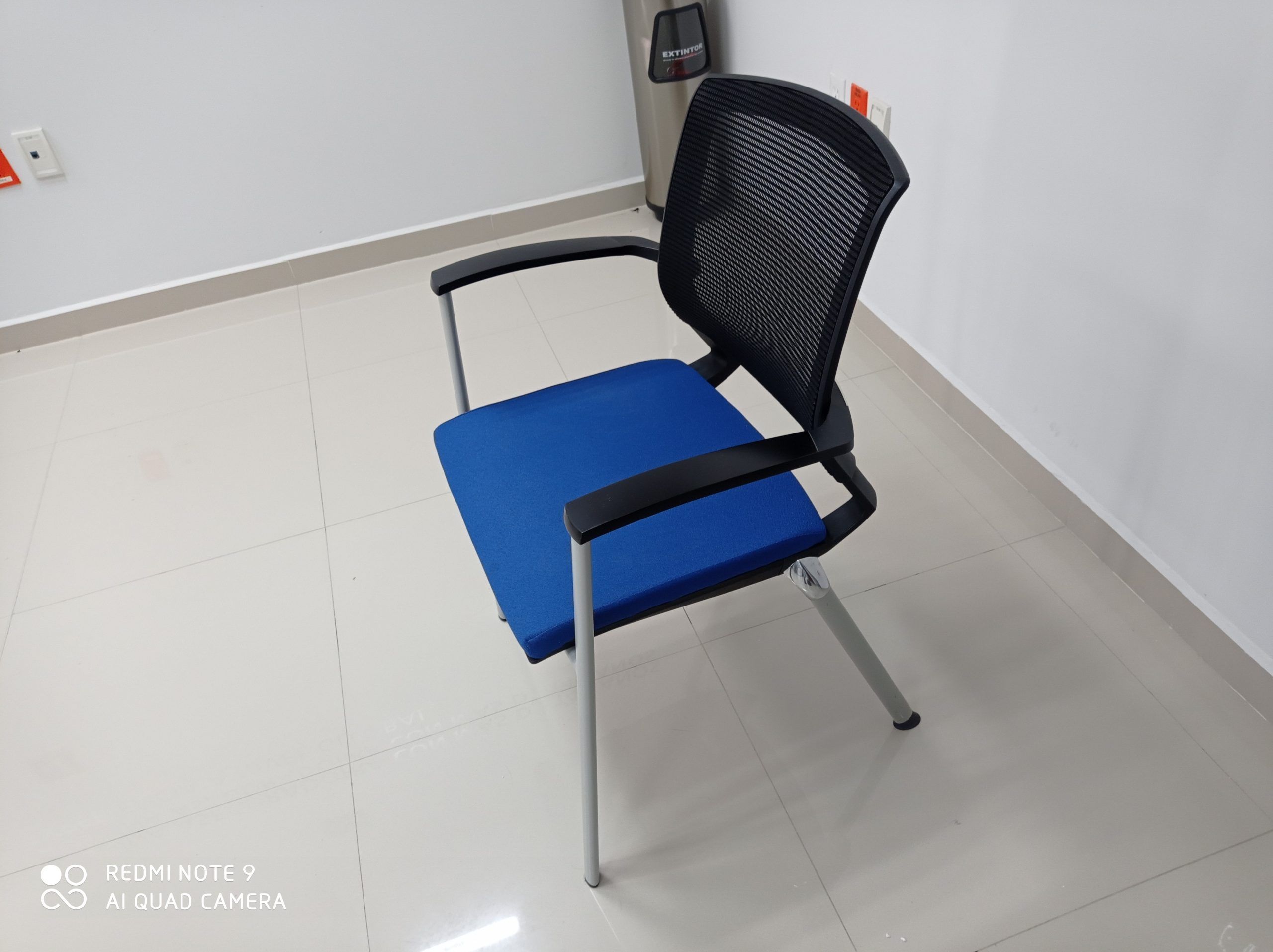 Lote 009 - 12 Sillas fijas,descansabrazos fijos,asiento en tela azul ,respaldo en malla negra - Imagen 4