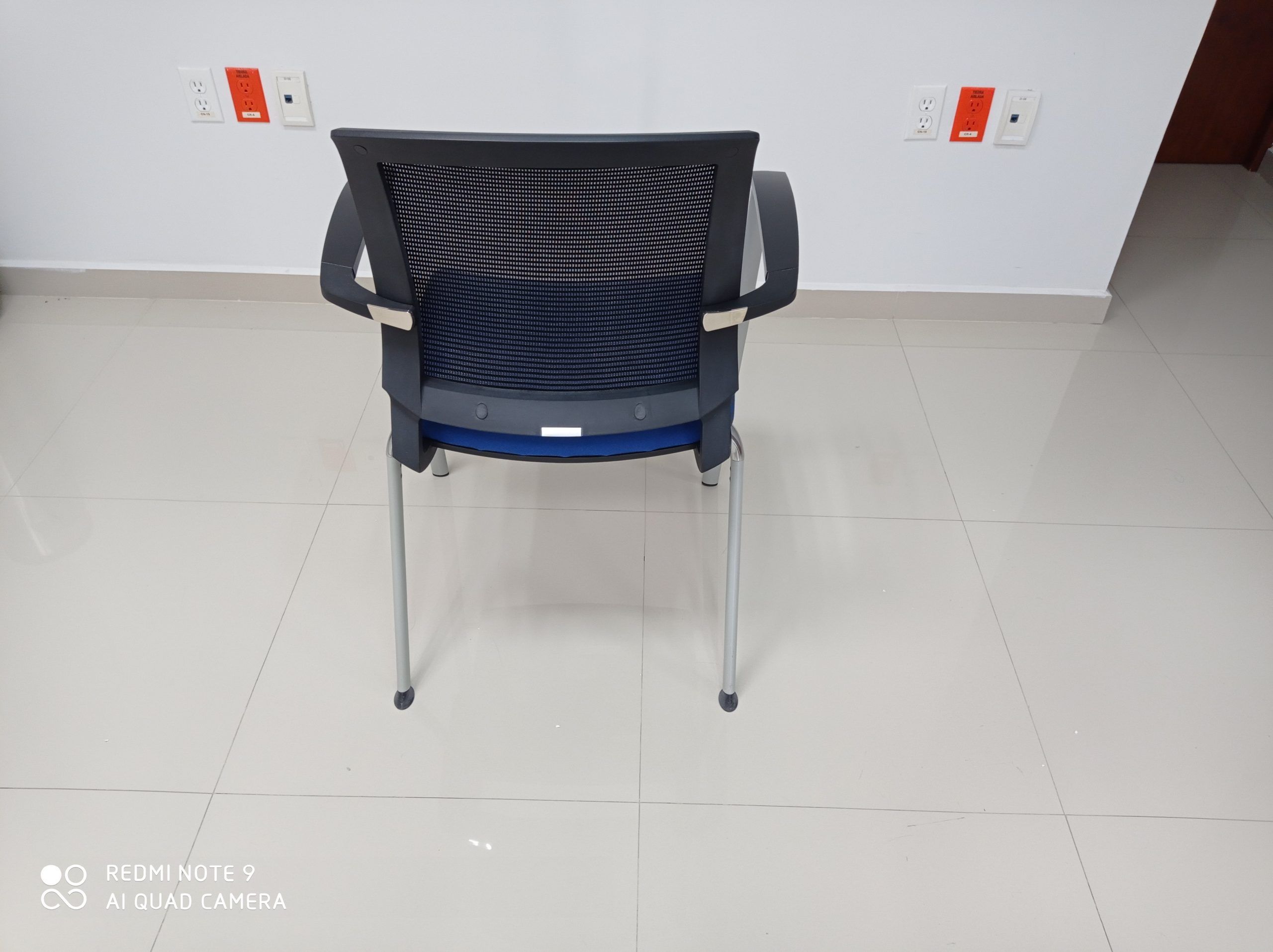 Lote 009 - 12 Sillas fijas,descansabrazos fijos,asiento en tela azul ,respaldo en malla negra - Imagen 6