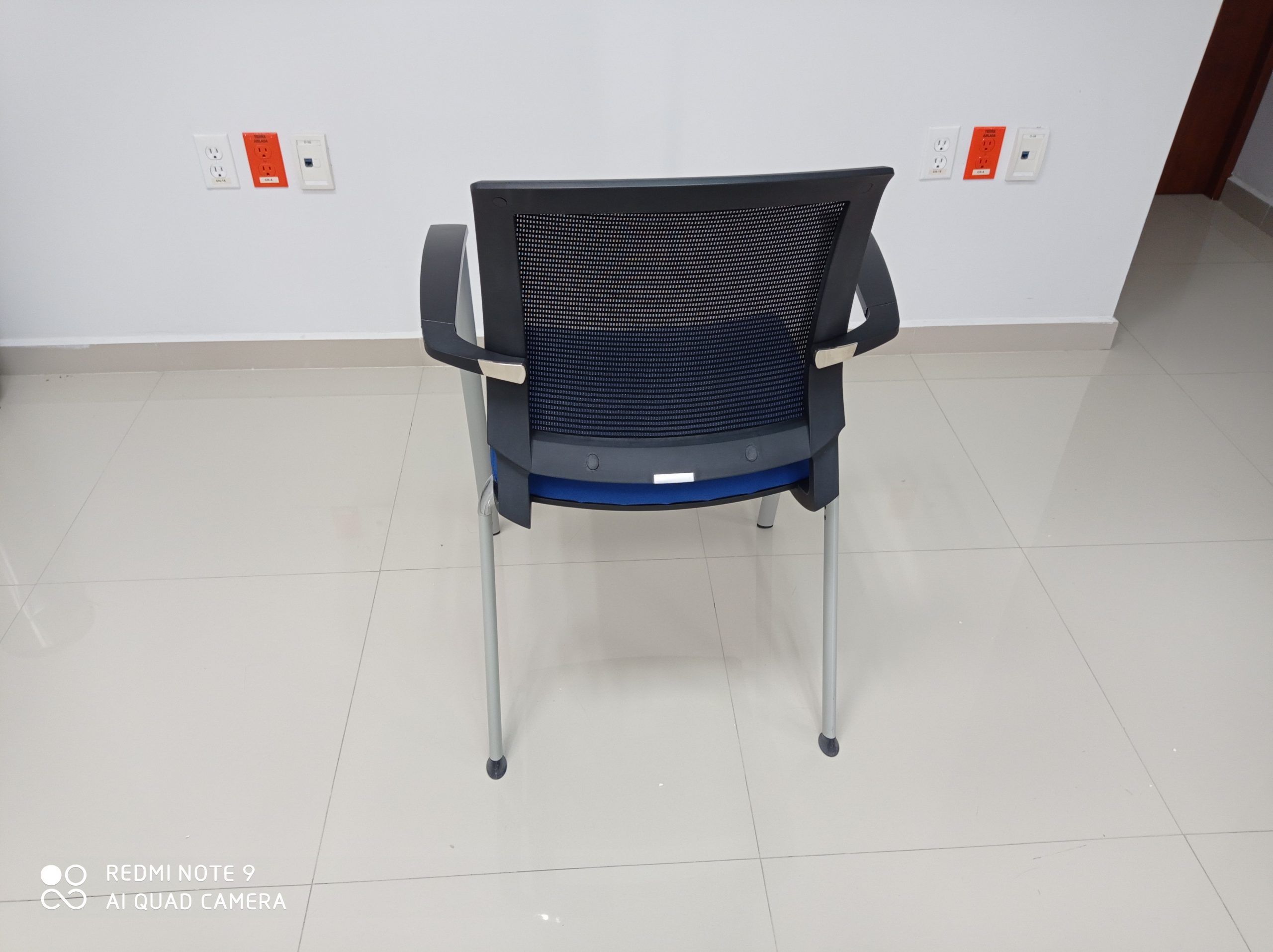 Lote 009 - 12 Sillas fijas,descansabrazos fijos,asiento en tela azul ,respaldo en malla negra - Imagen 5