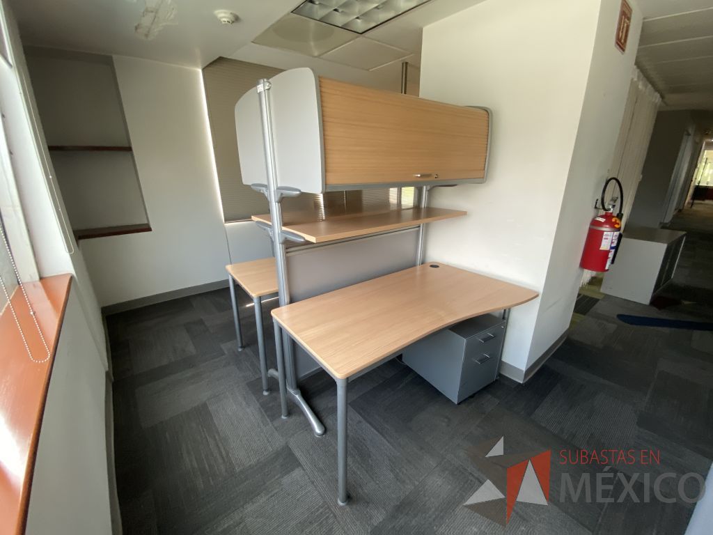 Lote 185 - Estación de trabajo para 2 personas con 2 gavetas, 2 repisas y 2 archiveros verticales de 2 cajones color gris