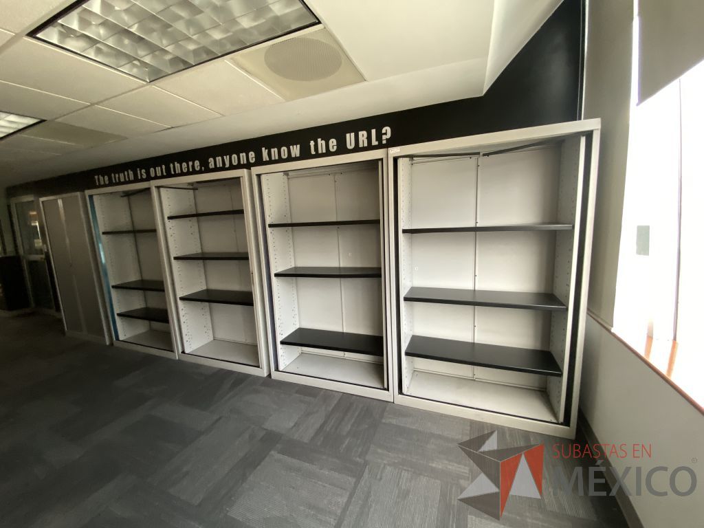 Lote 126b - Gabinete metálico altos con 2 puertas corredizas color café y 4 entrepaños