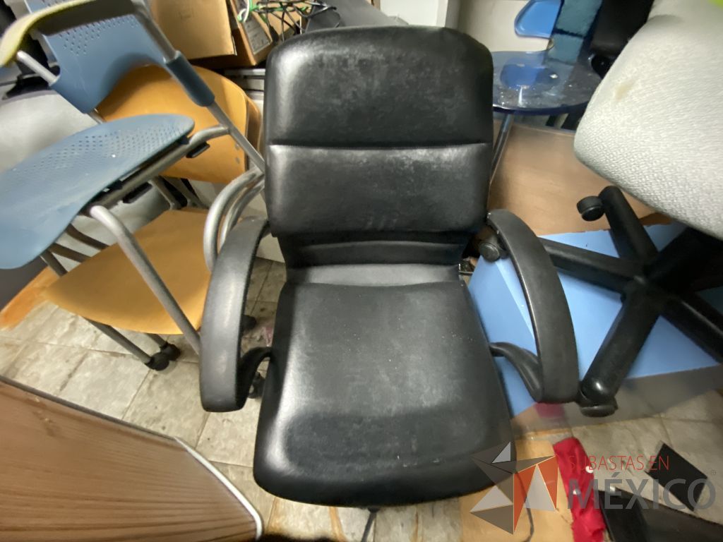 Lote 378h - 2 Sillas operativas con ruedas con asiento y respaldo tipo piel color negro