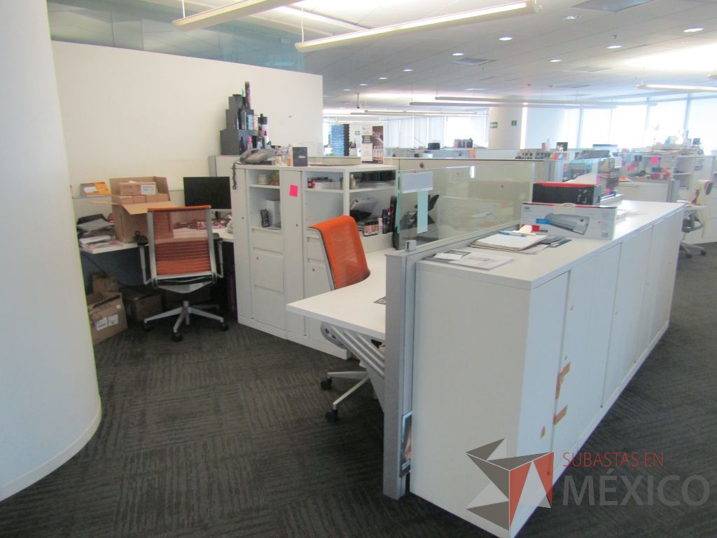 Lote 061 - Estación de trabajo para 3 personas, 1 credenza de 1 cajón,1 espacio para documentos y cojín de tela color naranja
