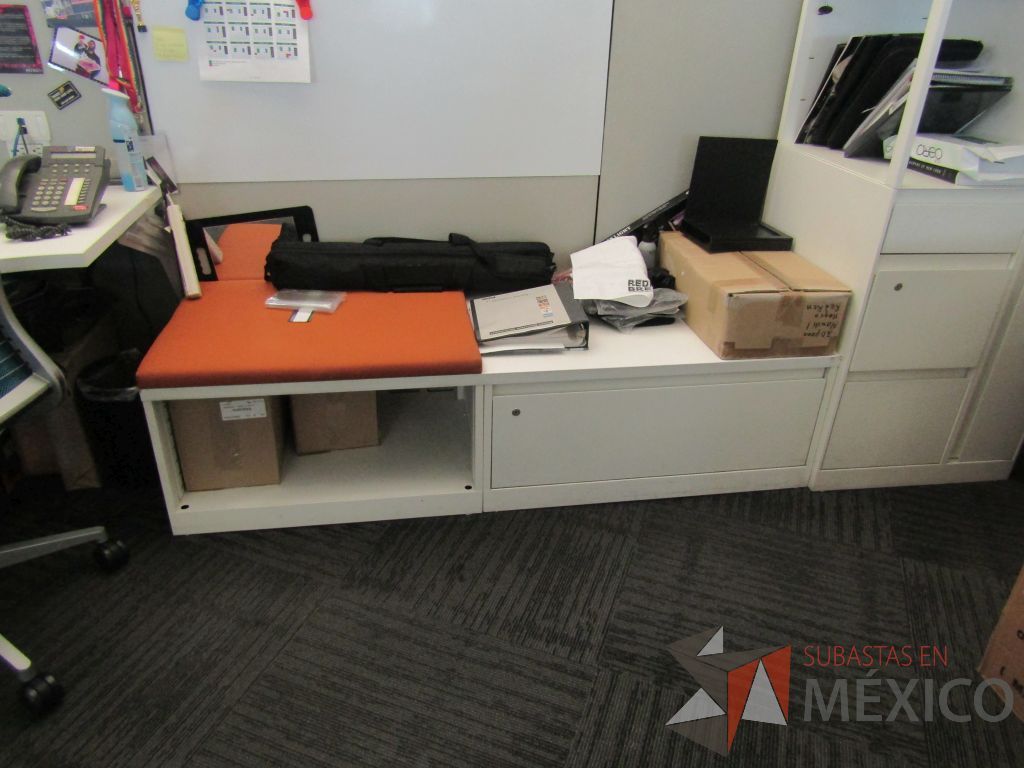 Lote 061 - Estación de trabajo para 3 personas, 1 credenza de 1 cajón,1 espacio para documentos y cojín de tela color naranja - Imagen 9