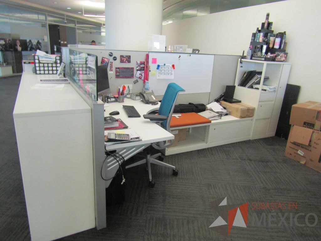 Lote 061 - Estación de trabajo para 3 personas, 1 credenza de 1 cajón,1 espacio para documentos y cojín de tela color naranja - Imagen 10