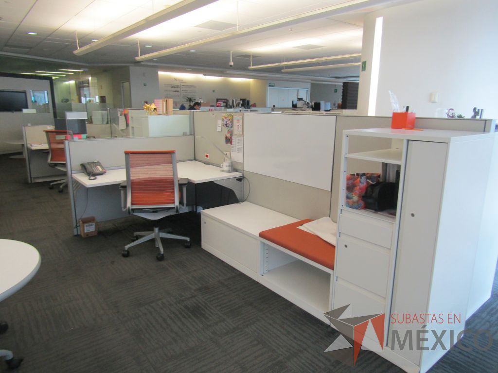 Lote 063 - Estación de trabajo para 5 personas 1 credenza de 1 cajón,1 espacio para documentos y cojín de tela color naranja - Imagen 4