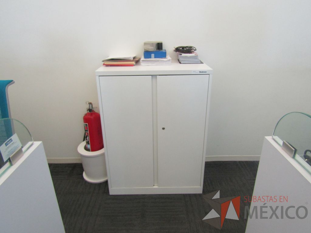 Lote 066 - 2 Gabinetes metálicos de 2 puertas, 2 entrepaños y cubierta color blanco - Imagen 2