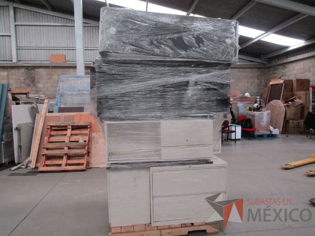 Lote 014 - 8 Piezas de credenzas de varios modelos, archviero de 2 cajones, gabinetes y barra - Imagen 2