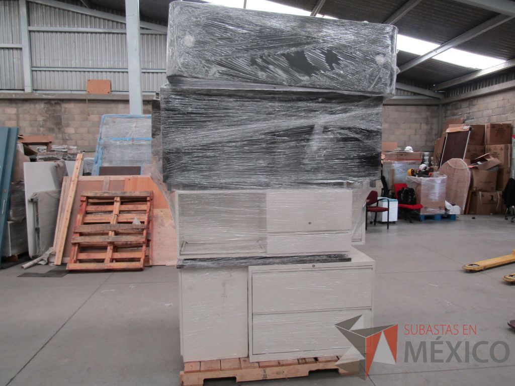 Lote 014 - 8 Piezas de credenzas de varios modelos, archviero de 2 cajones, gabinetes y barra - Imagen 3