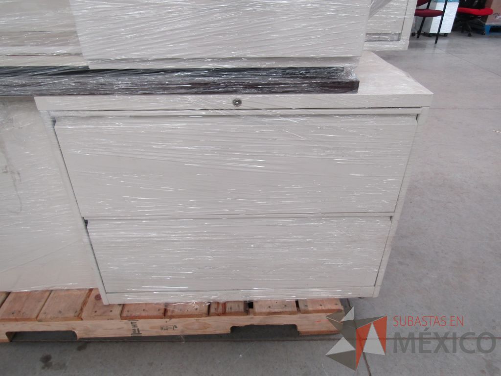 Lote 014 - 8 Piezas de credenzas de varios modelos, archviero de 2 cajones, gabinetes y barra - Imagen 7