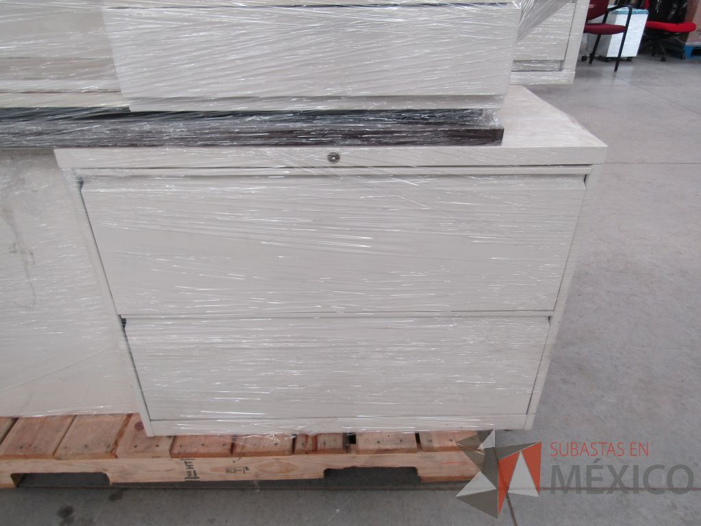 Lote 014 - 8 Piezas de credenzas de varios modelos, archviero de 2 cajones, gabinetes y barra - Imagen 8